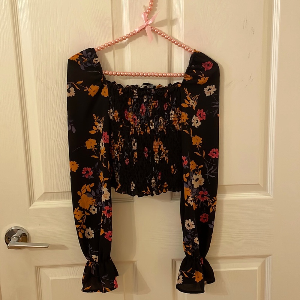 Ribbed material top with puffy sleeves